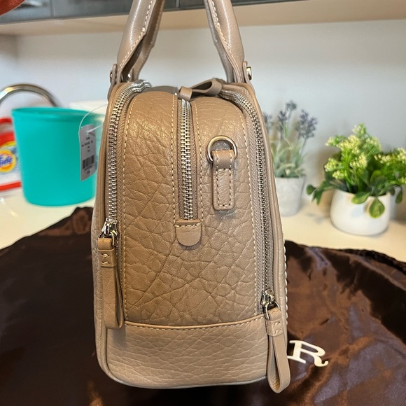 New with tags Danier leather purse with crossbody strap Taupe colour - Picture 9 of 11